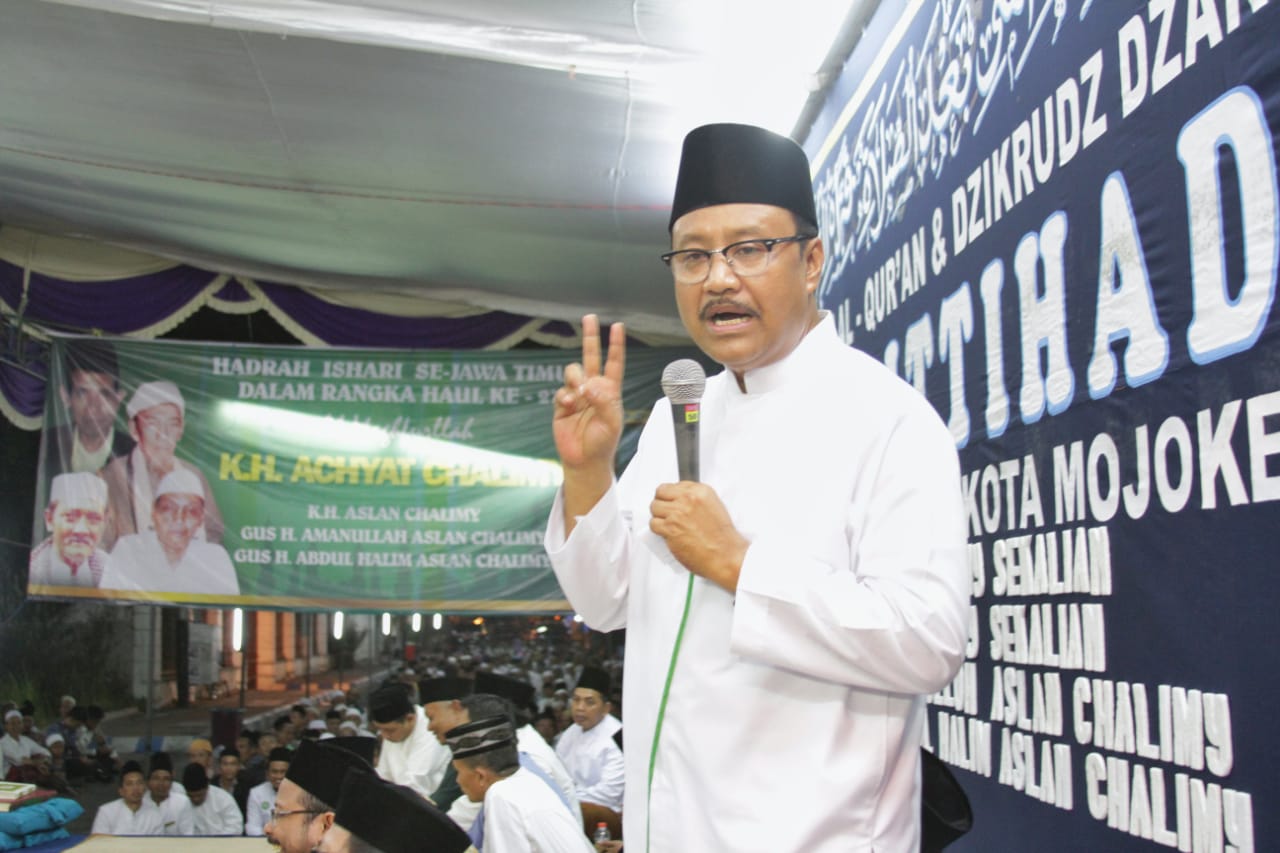 PEJUANG: H Saifullah Yusuf memberikan sambutan pada Haul Kiai Achyat Chalimi di Mojokerto. (foto: ist)