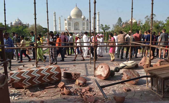 Pilar batu di pintu gerbang komplek Taj Mahal di kota Agra, India, roboh terkena angin kencang hari Rabu 11 April 2018 lalu. (foto: afp)