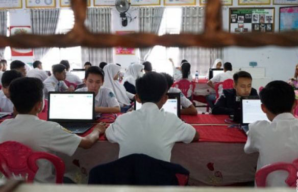 Sejumlah pelajar menjalani Ujian Nasional Berbasis Komputer (UNBK) dengan menggunakan laptop di SMA Negeri 1 Kota Gorontalo, Gorontalo, Senin 9 April 2018). (Foto: Antara)