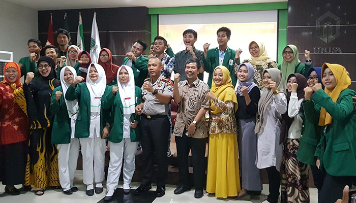 Kapolrestabes Surabaya, Kombes. Pol. Rudi Setiawan dan Prof. Kacung Marijan, Ph.D foto bersama para peserta Kajian Rutin PPMPI sambil meneriakkan “Damai dari Surabaya untuk Indonesia