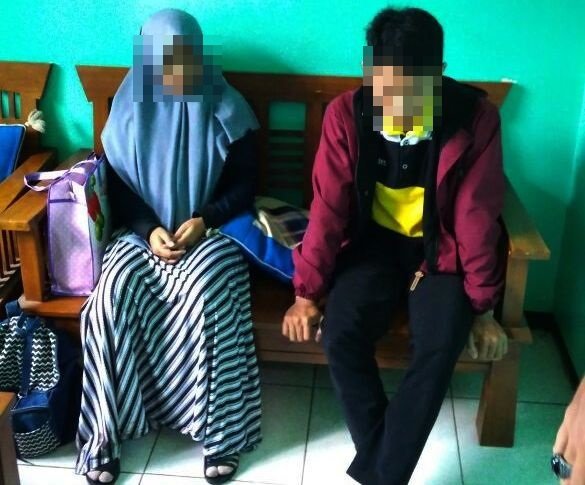 Dua sejoli yang diamankan setelah berbuat mesum di Masjid, MWJ (22) warga Bandungan, Semarang dan FM (23) warga Purwodadi, Grobogan digelandang warga Polres Semarang. (Foto: kricomid)