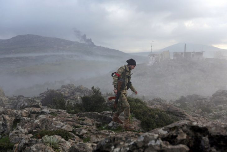 Tentara pembebasan Suriah dukungan Turki berada di Afrin, Suriah. (Foto: REUTERS/Khalil Ashawi)