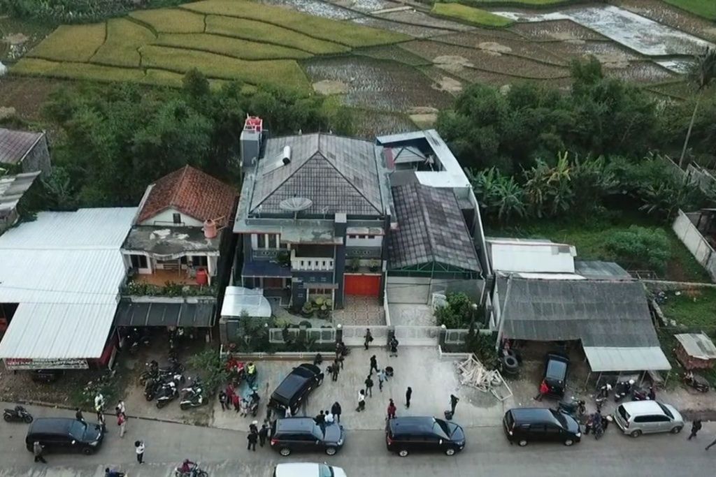 Suasana dari atas rumah mewah milik Syamsudin Simbolon, pengoplos miras maut di Cicalengka, Jawa Barat.