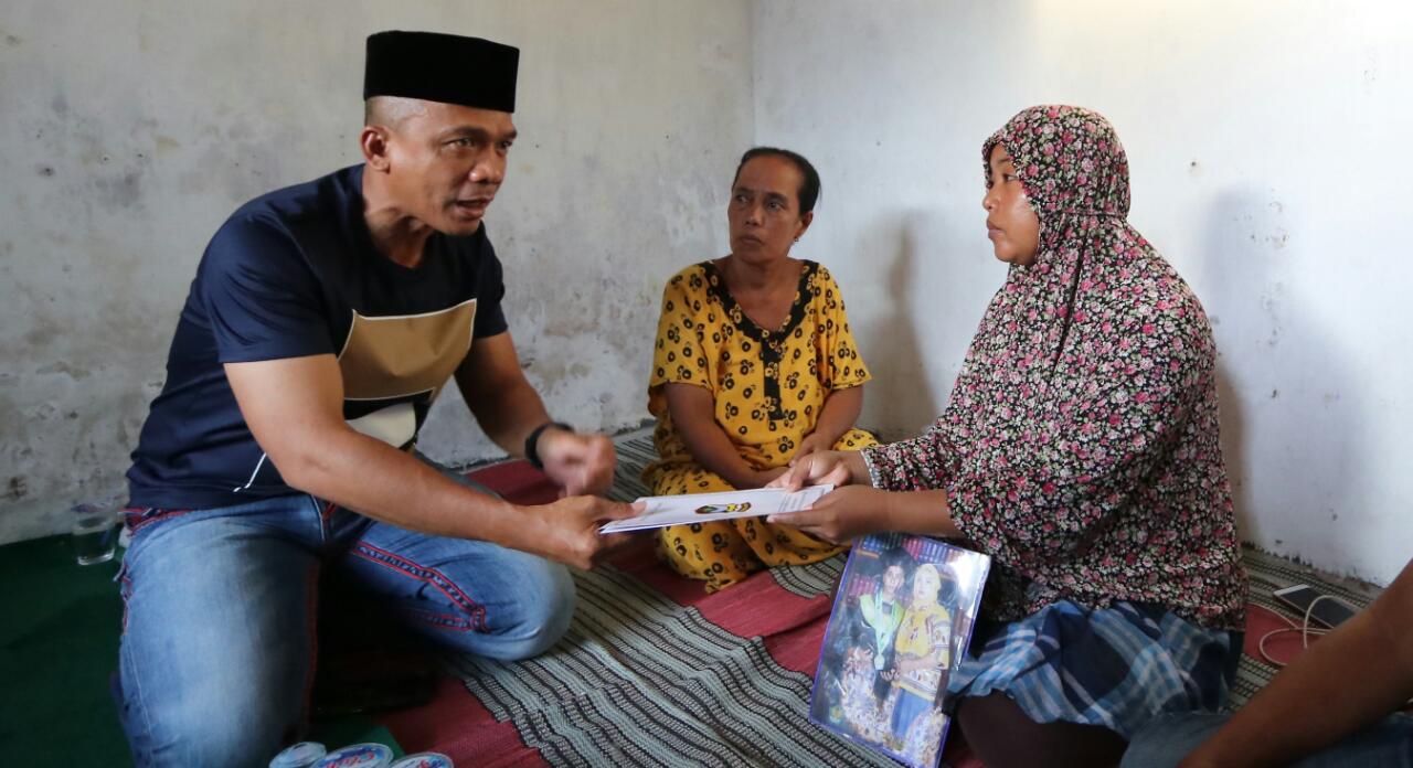 Kapolres Surabaya, Kombes Pol Rudi Setiawan di rumah duka Micko Pratama, Bonek yang meninggal di Solo. (foto: hrs/ngopibareng)