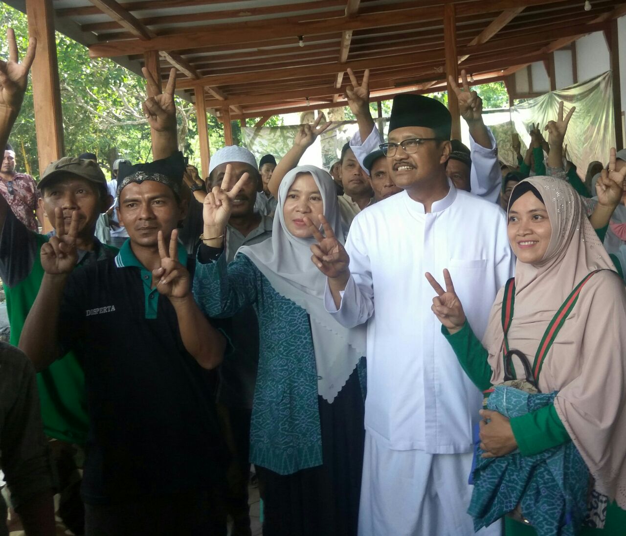 Calon Gubernur Jawa Timur nomor urut dua, Saifullah Yusuf (Gus Ipul) mengunjungi sentra kakao Banyuwangi, yang ada di Doesoen Kakao, Sabtu, 14 April 2018.