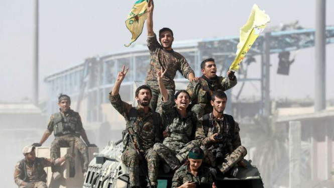 Kemenangan pasukan Suriah saat bebaskan Raqqa dari ISIS. (Foto: Reuters)