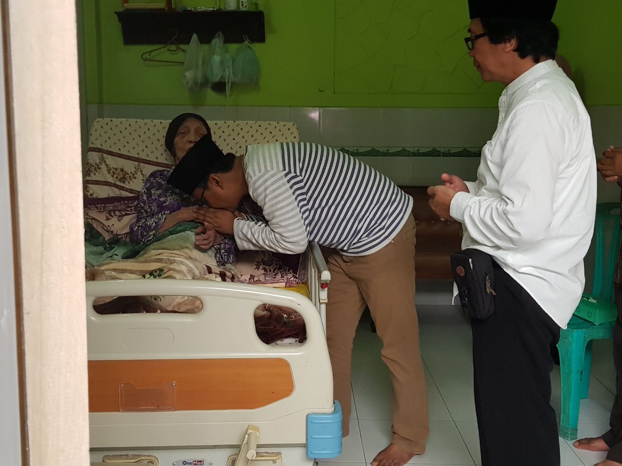 Gus Ipul menjenguk Ibu Nyai H Nihayah, Istri Mantan Rois Aam PBNU KH Ahmad Shiddiq yang sedang berbaring sakit di rumahnya yang ada di Jl KH Shiddiq, Kaliwates Jember, Minggu, 15 April 2018. (Foto: Ist)