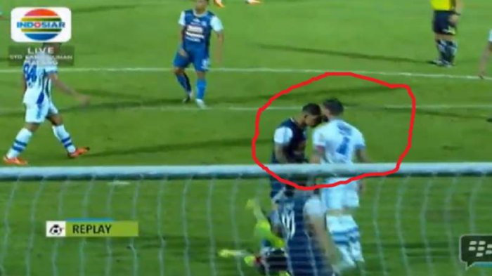 Pemain Arema Arthur Cunha tertangkap kamera menanduk pemain Persib sebelum aksi kerusuhan penonton terjadi. 