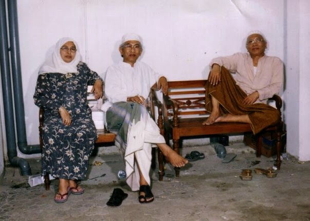 Gus Mus (tengah) bersama istrinya, Nyai Hj Fatma binti Basyuni dan KH Cholil Bisri (almaghfurlahum). (foto: dok ngopibareng.id)