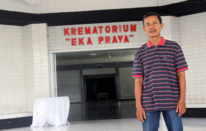 Ipung, salah satu petugas security Krematorium Eka Praya, Surabaya. (Foto: Bahari)