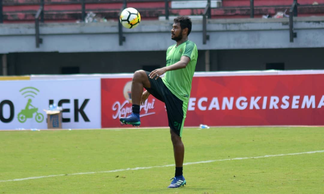 Pemain Persebaya, Fandry Imbiri siap tampil lawan Sriwijaya FC. (foto: ngopibareng) 