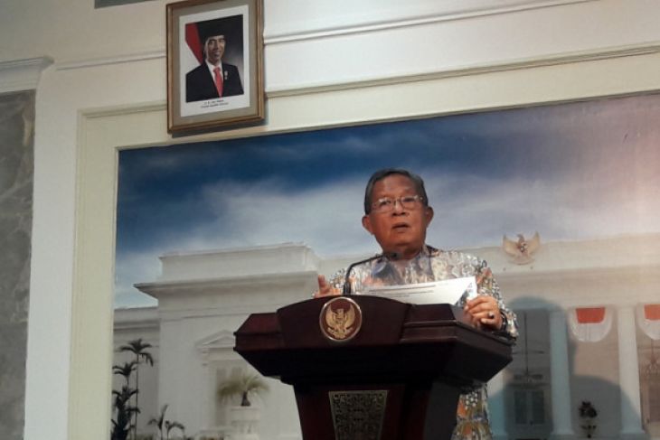 Menko Bidang Perekonomian Darmin Nasution memberikan keterangan pers terkait Pelaksanaan Proyek Strategis Nasional 2018 di Kantor Presiden, Jakarta pada Senin 16 April kemarin. (Foto: Antara)