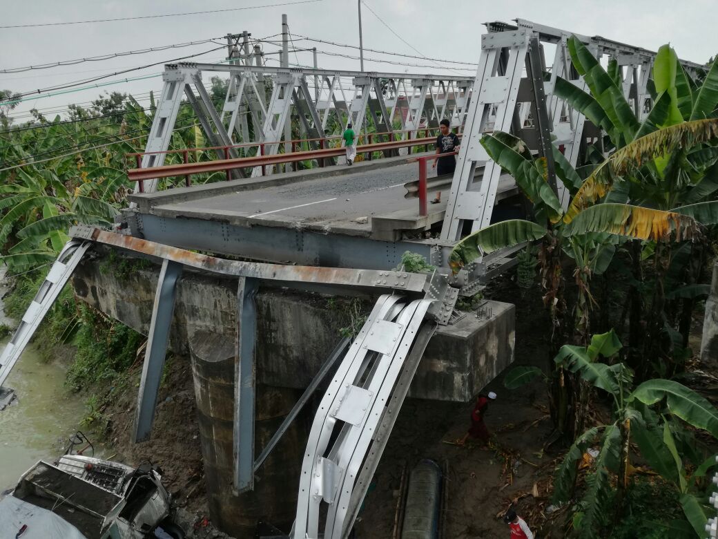 Jembatan Widang yang ambles (Foto: WhatsApp)