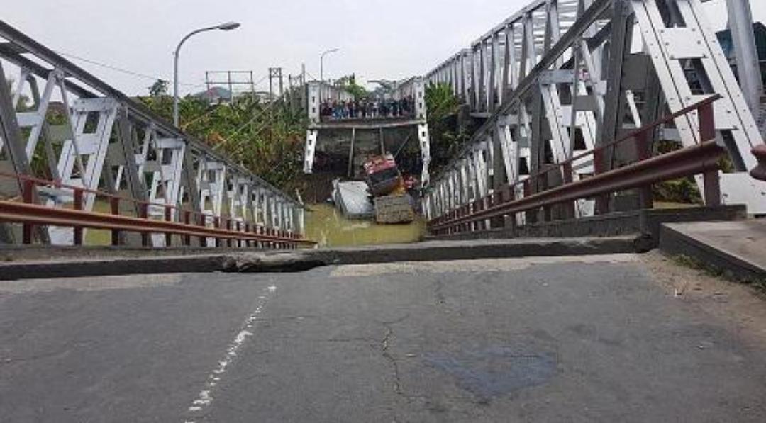 Jembatan Widang yang ambrol. (Foto: WhatsApp)