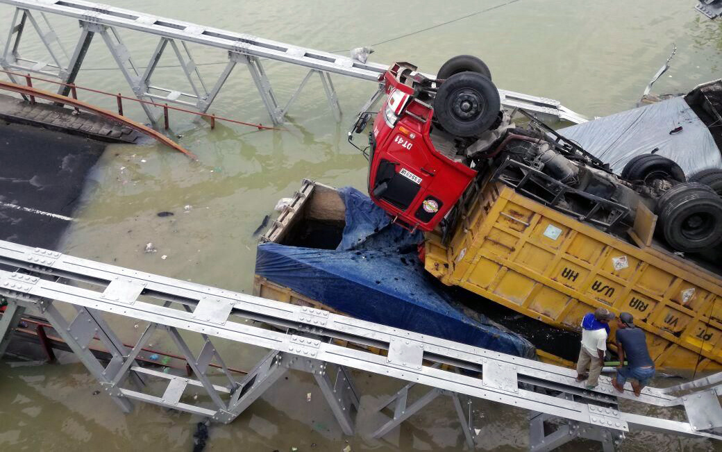 Jembatan Widang, Tuban ambrol, Selasa, 17 April 2018. Dikabarkan 2 orang meninggal akibat peristiwa tersebut. (foto: ngopibareng.id)