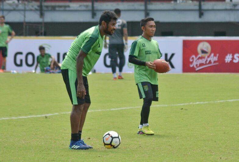 Pemain Persebaya, Fandry Imbiri sudah mulai ikuti latihan di Stadion Gelora Bung Tomo, Selasa 17 April 2018. (foto: hrs/ngopibareng)