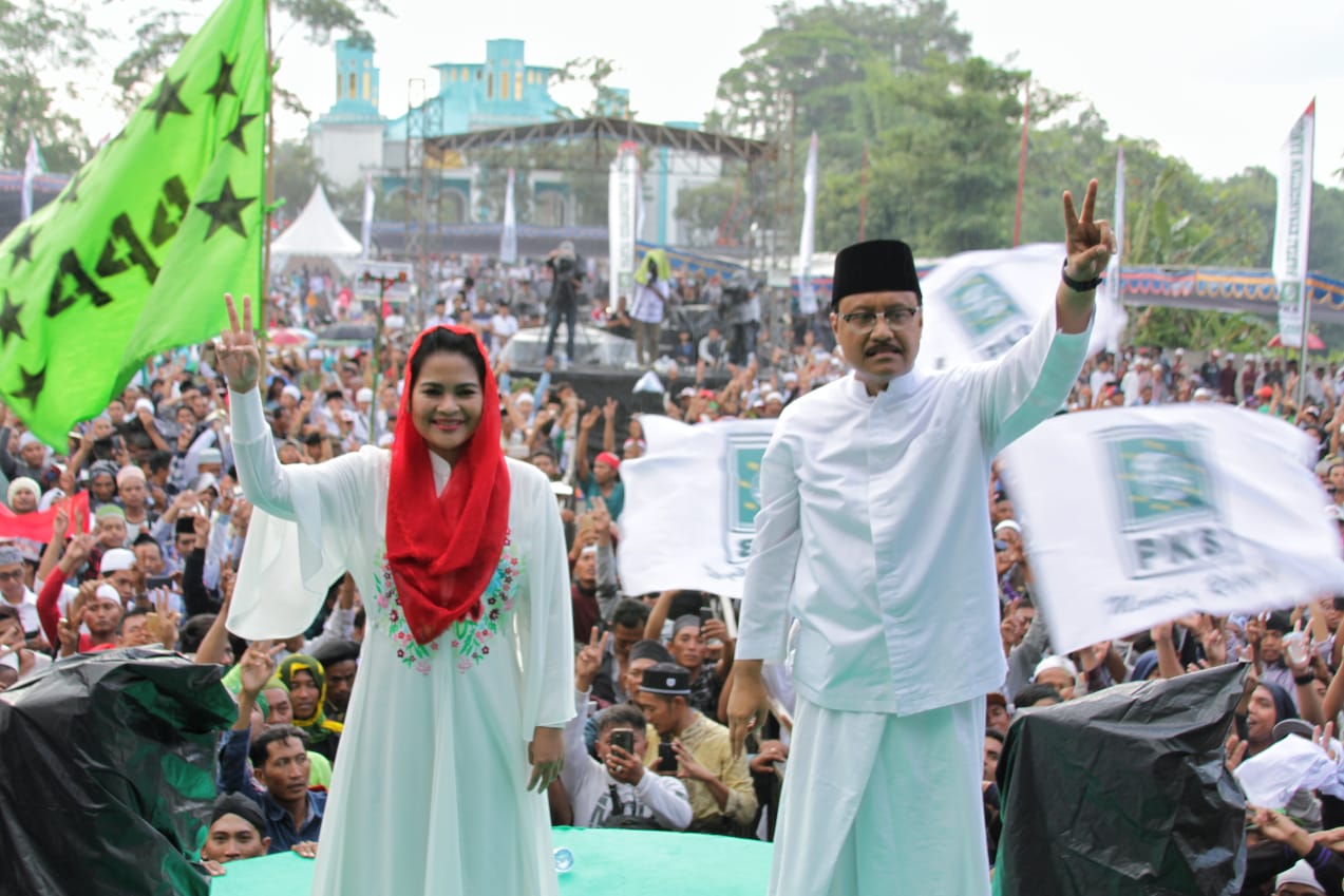 Pasangan calon Gubernur dan Wakil Gubernur Jawa Timur, Gus Ipul - Puti melakukan kampanye akbar di Jember, Minggu, 15 April 2018. 