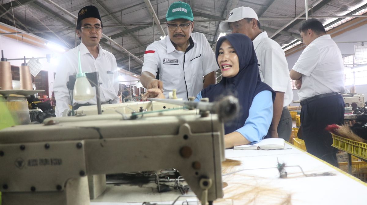 Gus Ipul menyapa ribuan pekerja pabrik rambut palsu (wig), PT Hair Star Indonesia, di kawasan Sidoarjo,  Selasa, 17 April 2018. (Foto: Ist)