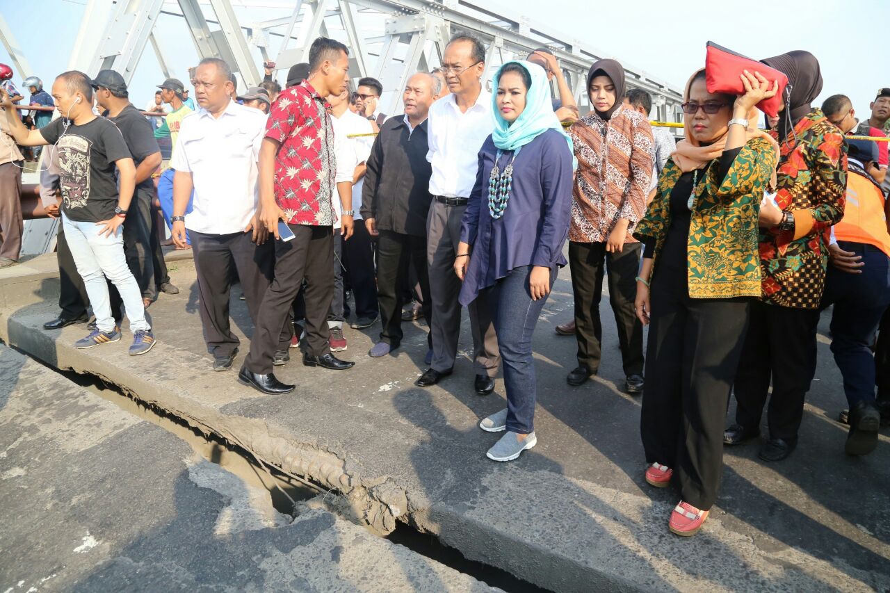 Calon Wakil Gubernur Jawa Timur Puti Guntur Soekarno meninjau lokasi runtuhnya jembatan penghubung Babat Lamongan dan Widang Tuban, Kebetulan siang tadi, Selasa, 17 April 2018. (Foto: Ist)