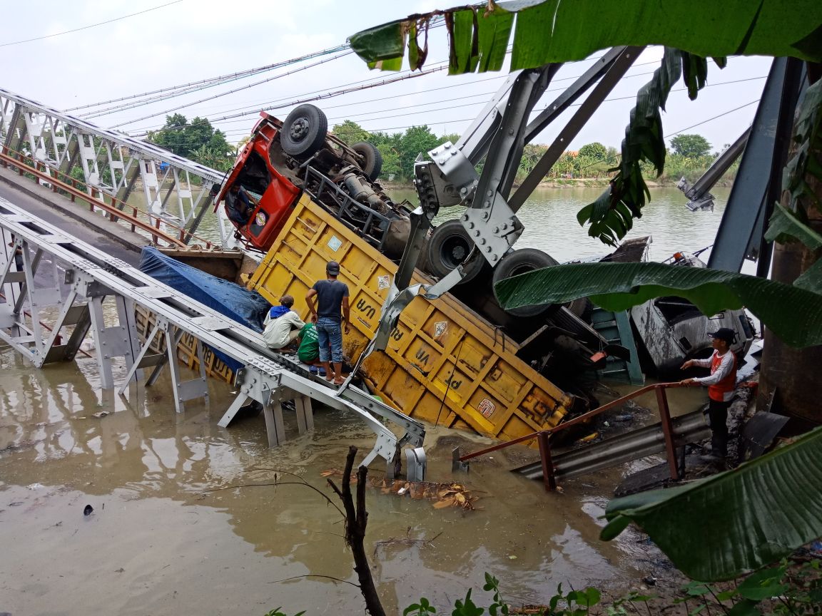 Jembatan Widang sisi barat ambruk, Selasa, 17 April 2018. Akibatnya 3 truk dan 1 sepeda motor tercebur di sungai Bengawan Solo. (foto : Istimewa)
