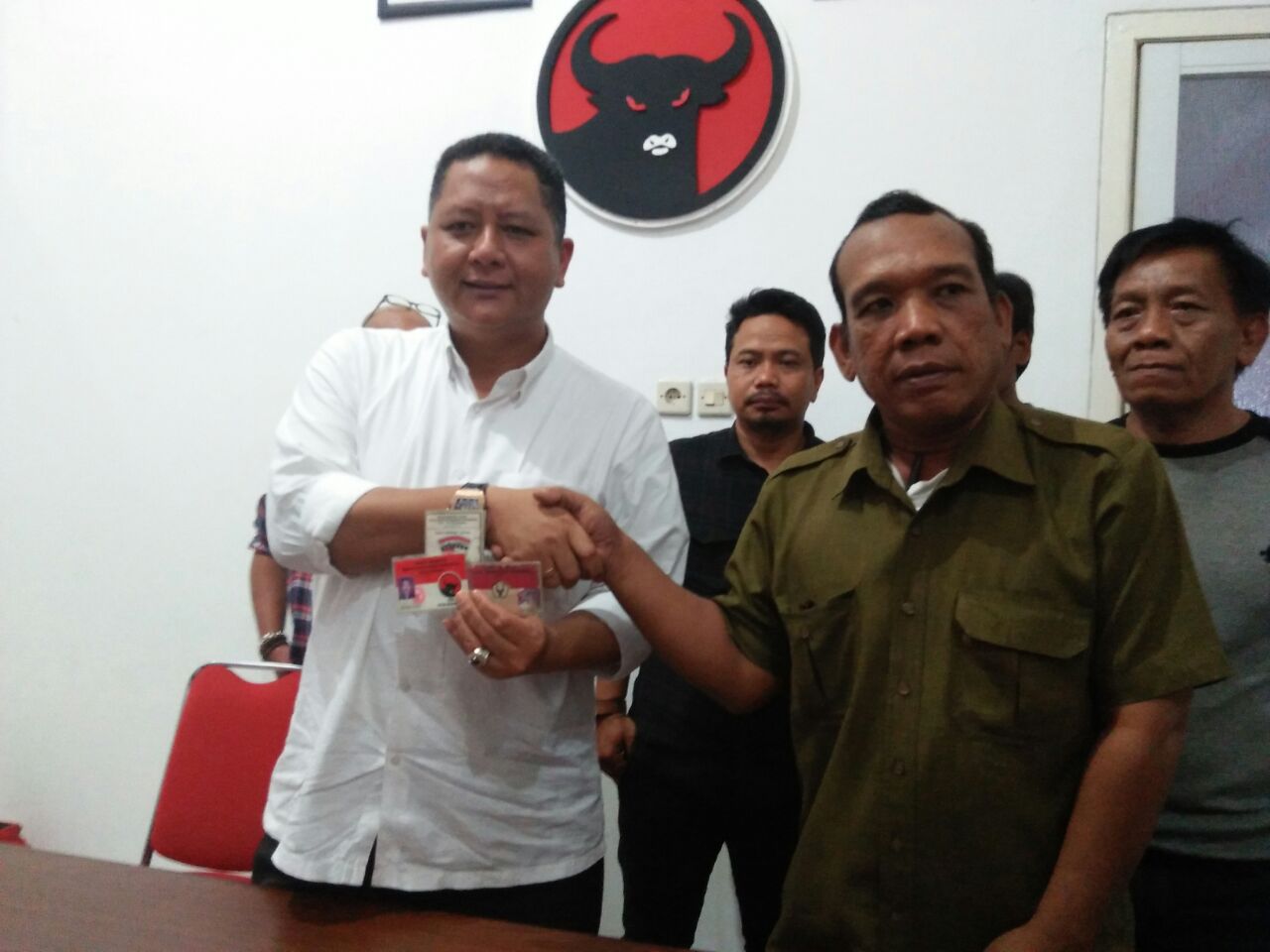 Maranatha Izaak Martel, mengembalikan KTA nya kepada Ketua DPC PDIP Surabaya, Whisnu Sakti Buana. Selasa, 17 April 2018.