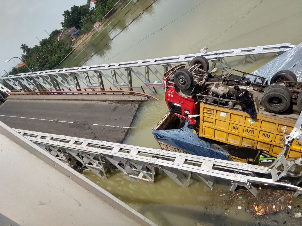 Jembatan Widang yang ambrol. (Foto: WhatsApp)