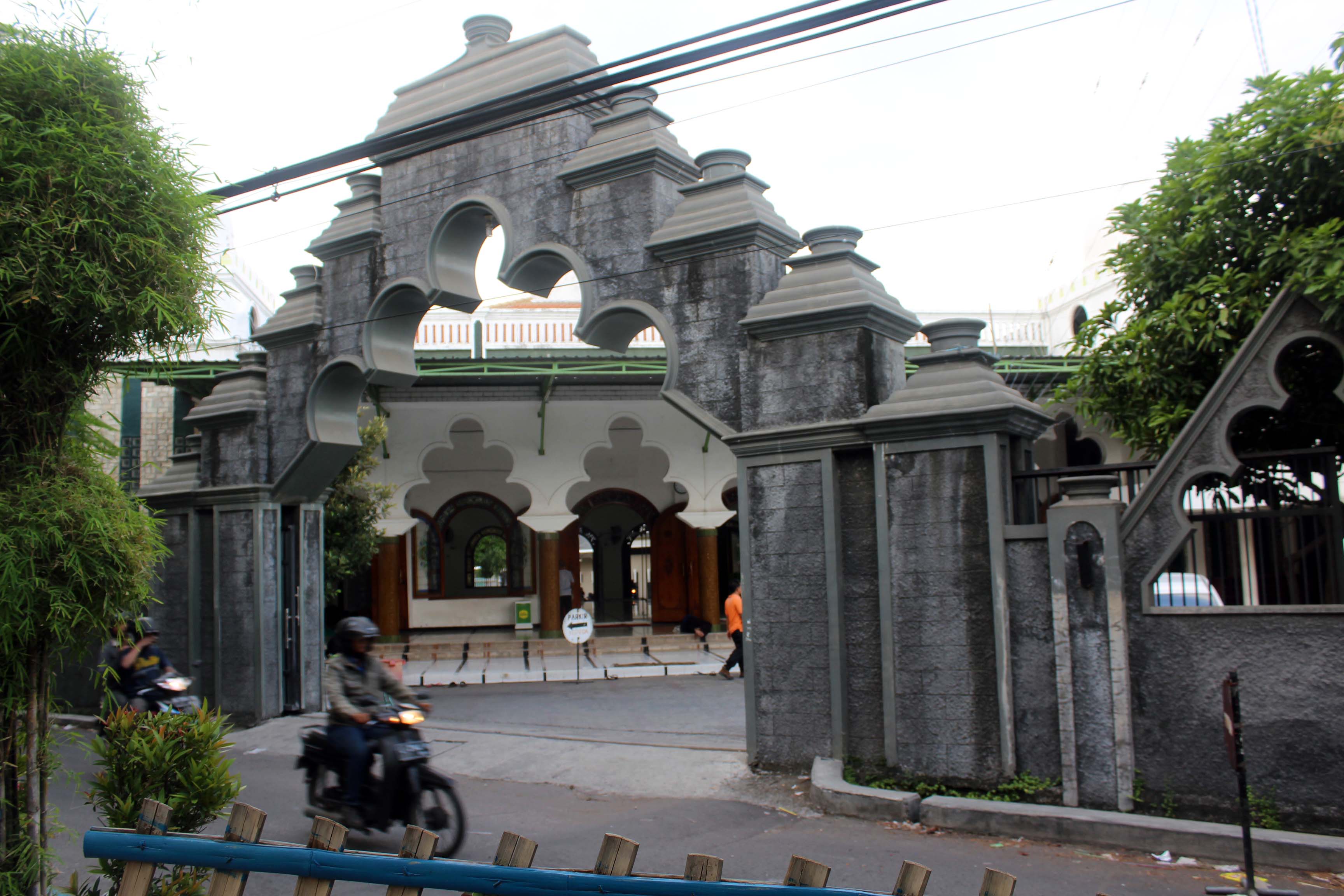 Gapura Masjid Rahmat, masjid tertua di Indonesia. Masjid ini awal mulanya dibangun oleh Sunan Apel dengan atap dari anyaman daun alang-alang. (Foto :Bahari)