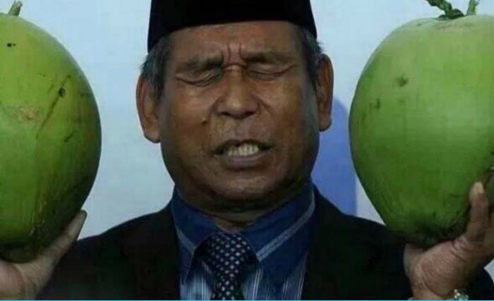 Ibrahim Mat Zin atau dikenal dengan julukannya “Raja Bomoh” dengan dua butir kelapa akan mencari pesawat Malaysia Airlines yang hilang. (foto: dok. ngobar) 