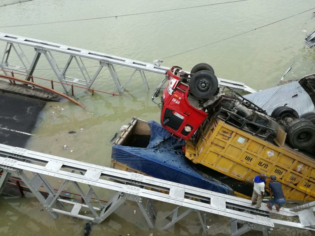 Jembatan Widang sisi barat ambrol pada Selasa, 17 April 2018. Saat ini masih berlangsung proses evakuasi beberapa mobil dengan menggunakan crane. 