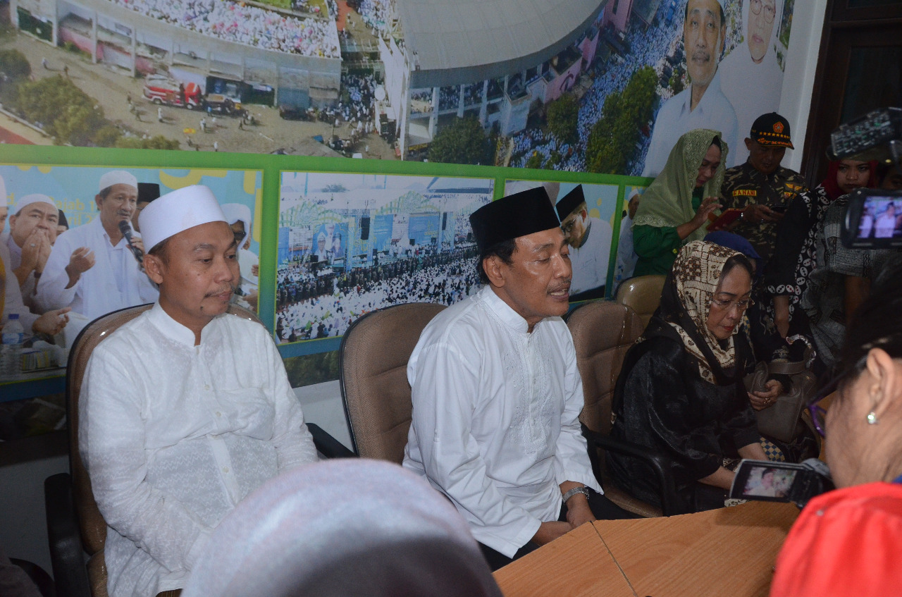 Ketua PWNU Jatim, KH Hasal Mutawakkil Alallah, bersama Sukmawati dan KH Syafruddin, saat jumpa pers. (foto:ngopibareng.id)