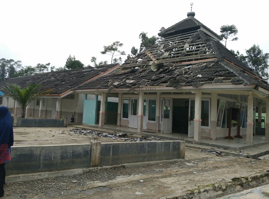 Bangunan masjid dan sekolahan di Kalibening, Banjarnegara, Jawa Tengah rusak berat diguncang gempa yang berkekuatan 4,4 SR pada Rabu, 18 April 2018. (Foto: BNPB)