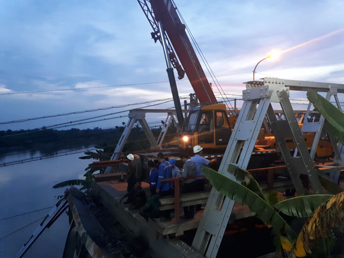 Proses evakuasi di Jembatan Widang, Kabupaten Tuban-Babat, Kabupaten Lamongan, Rabu, 18 April 2018.