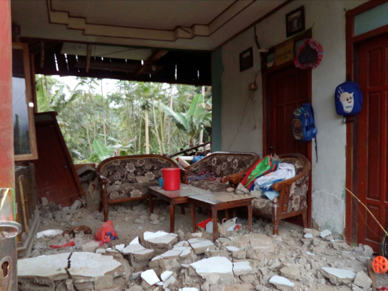Ratusan rumah mengalami rusak berat akibat gempa berkekuatan 4,4 SR yang mengguncang Banjarnegara. (foto: BNPB)