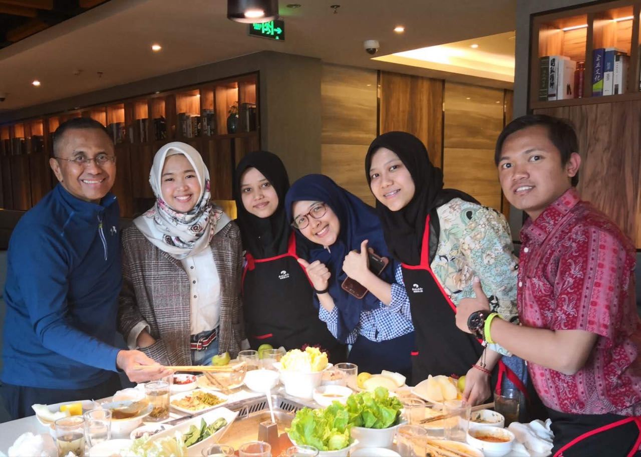 Dahlan Iskan bersama mahasiswa Indonesia penerima beasiswa melalui Yayasan Indonesia Tionghoa Culture Centre (ITC Centre) di Nanjing