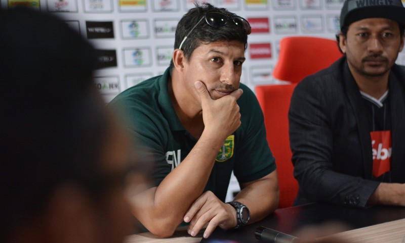 Pelatih Persebaya, Angel Alfredo Vera sebut timnya akan bermain lebih sabar lawan Sriwijaya FC. (foto: dok. Ngopibareng)