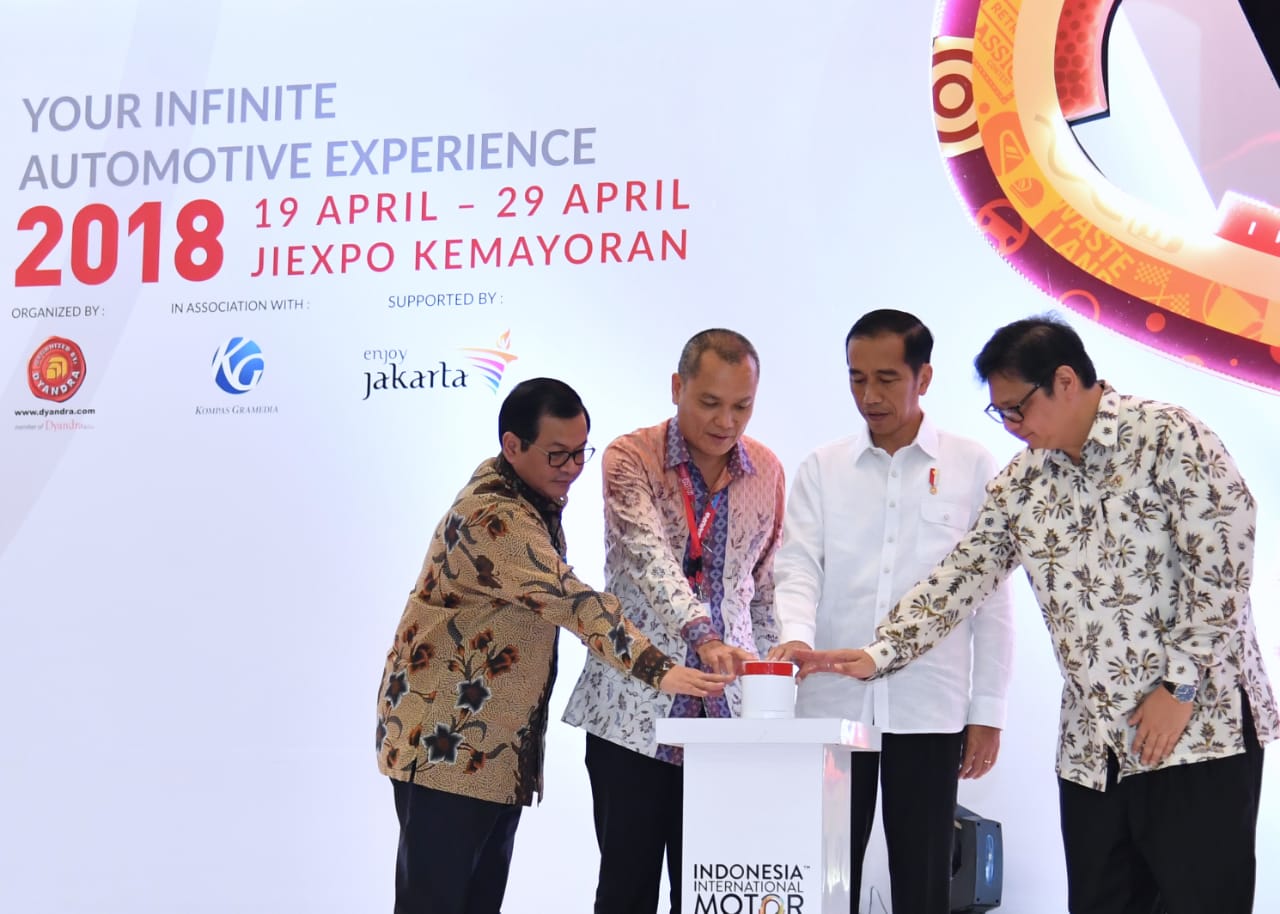 Presiden Jokowi saat membuka ajang Indonesia International Motor Show (IIMS) 2018, pada Kamis, 19 April 2018. 