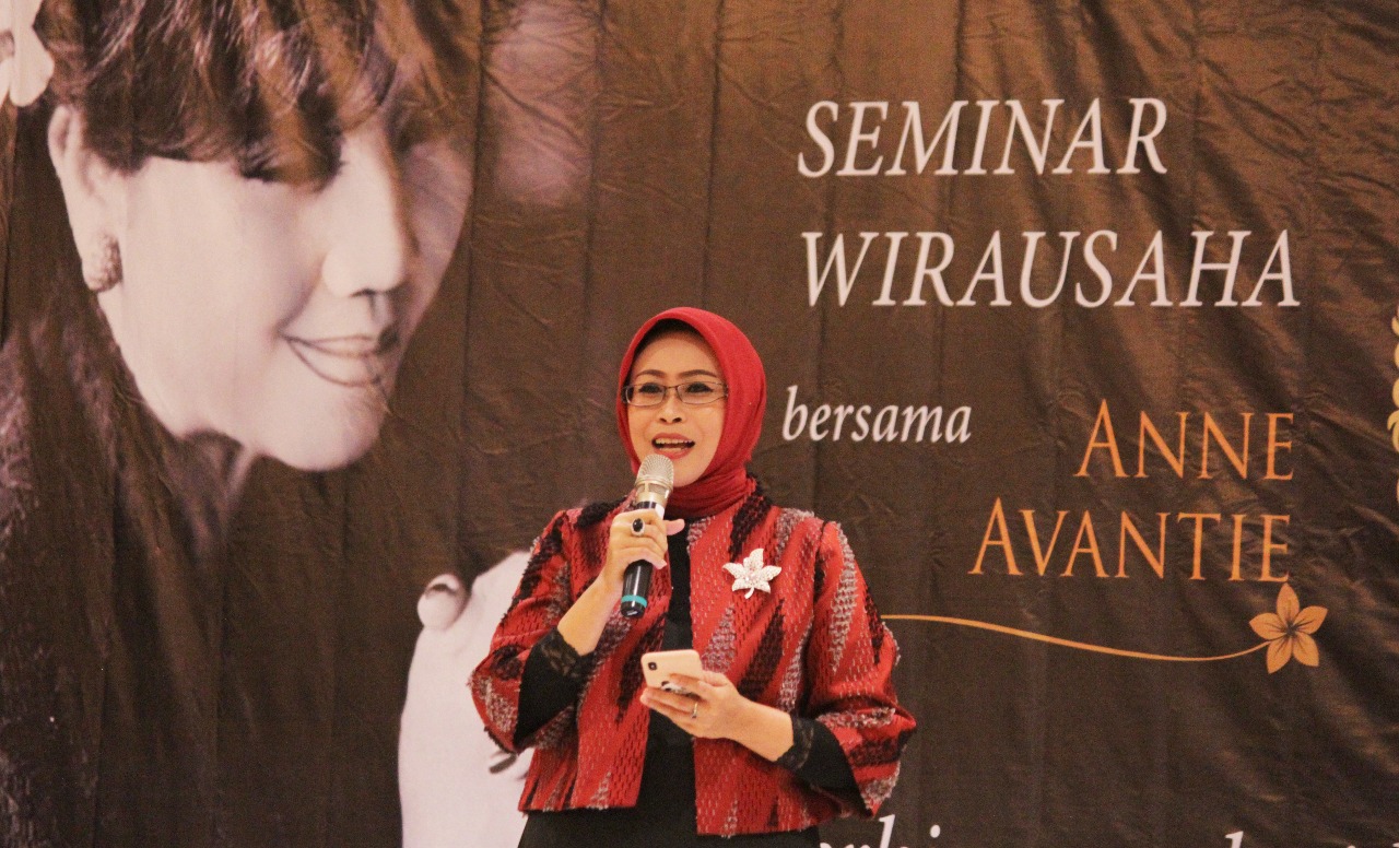 Fatma Saifullah Yusuf, saat mengisi Seminar Wirausaha Bersama Anne Avantie, di Gedung Sri Jaya, Surabaya. (Foto: Ist)