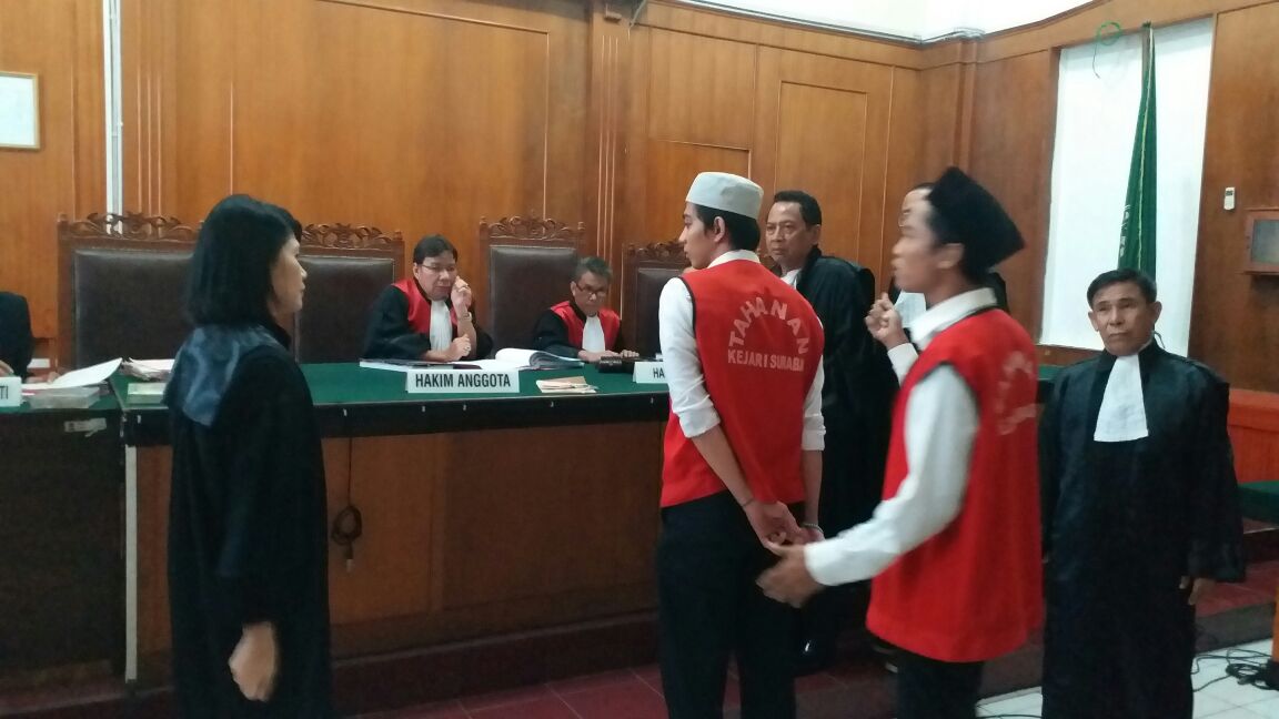 Dua atllet selancar Jatim saat menjalani persidangan di PN Surabaya