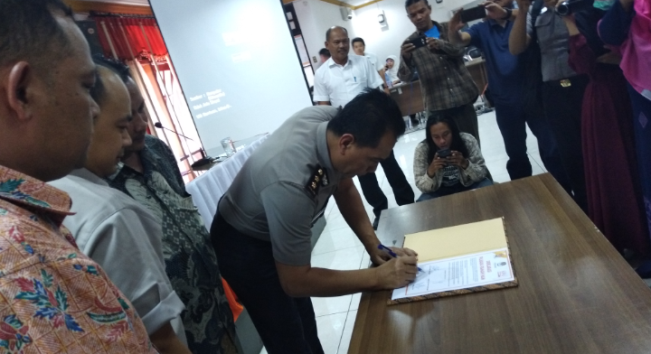 Kabag Bin Ops Polda Jatim AKBP Djoko Djohartono, saat menandatangani Deklarasi Pilkada Damai, Pilkada yang Ramah HAM, di Kantor Komisi Pemilihan Umum (KPU) Jatim, Surabaya, Kamis, 19 April 2018. (Foto:frd/ngopibareng.id)