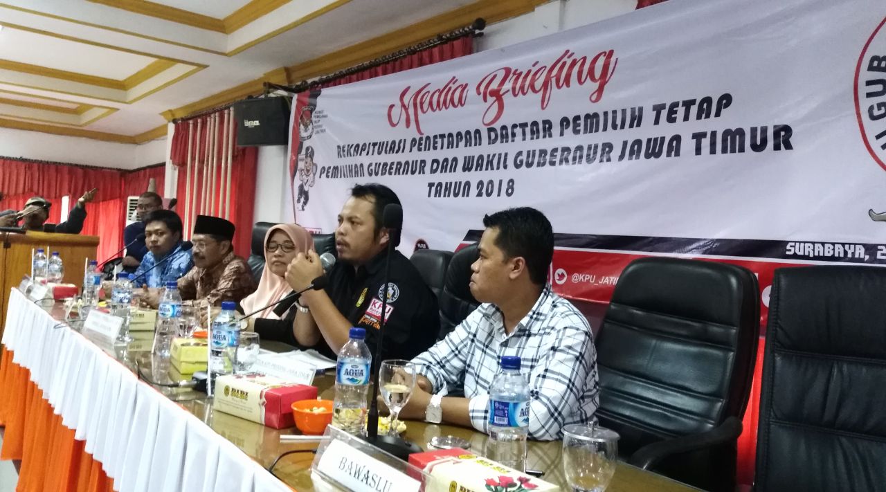 Rapat Pleno penetepan DPT Pilgub Jatim, di Kantor KPU Jatim, Surabaya, Jumat, 20 April 2018. (Foto: frd)