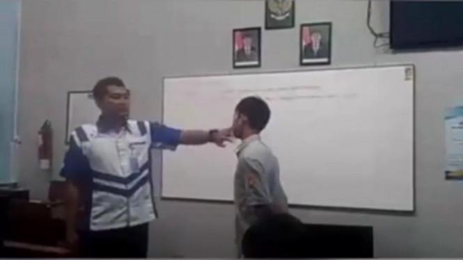 Foto tangkapan layar seorang guru di Purwokerto yang menampar muridnya.