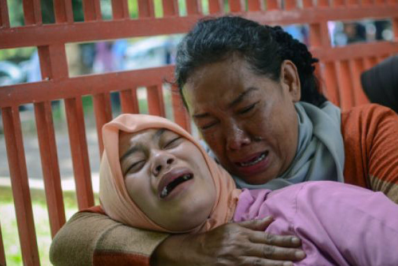 Keluarga korban meninggal akibat keracunan minuman keras (miras) oplosan menangis histeris di depan ruang Unit Gawat Darurat Rumah Sakit Umum Daerah (RSUD) Cicalengka, Kabupaten Bandung, Jawa Barat, (Foto: Antara)