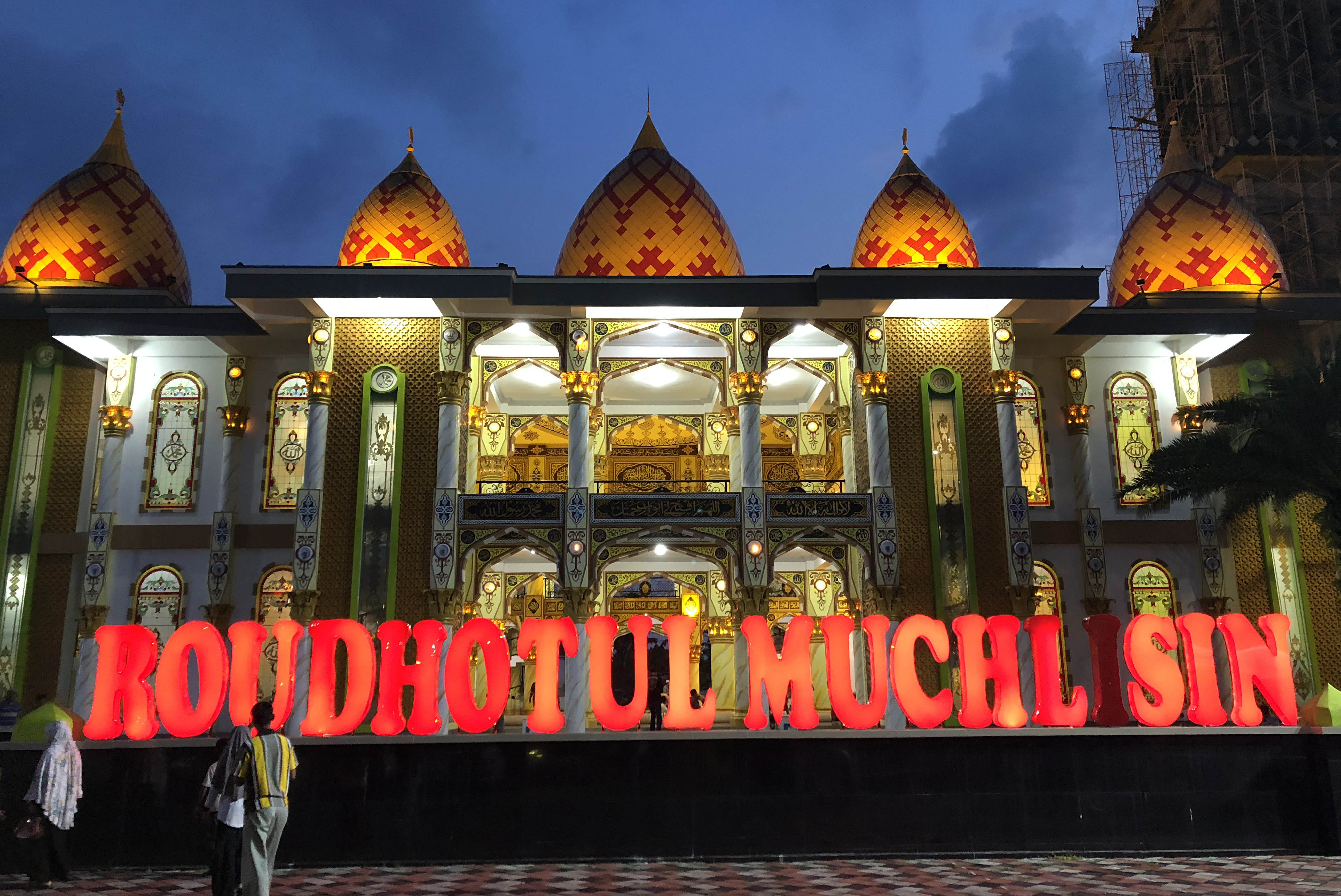 Masjid Roudlotul Muchlisin yang menjadi ikon baru di kota jember. (foto-2 arif afandi)