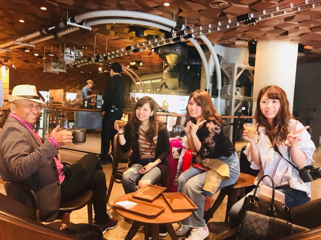 Pura-pura minum kopi di Starbucks terbesar di dunia di kota Shanghai bersama gadis-gadis asal Jepang.