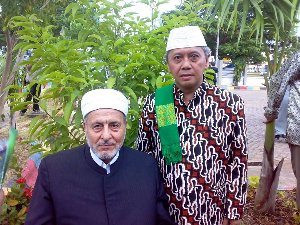 KH Ahmad Chalwani dan Syaikh Wahbah Az-Zuhaili, ahli tafsir dari Lebanon. (foto: ist)