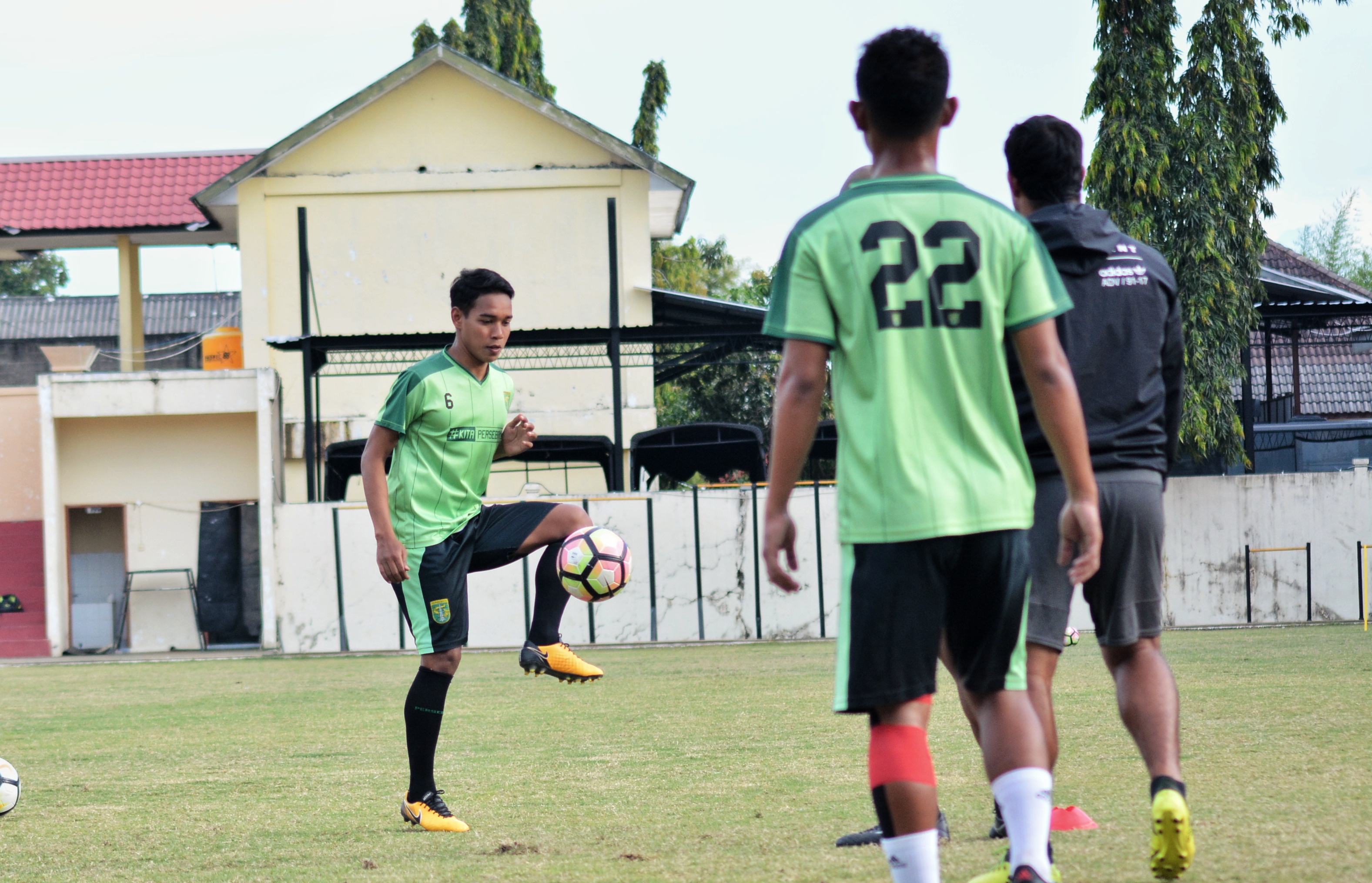 Pemain Persebaya, Misbakhus Solikin akan menggantikan peran Robertino Pugliara saat hadapi Sriwijaya FC. (foto: hrs/ngopibareng)