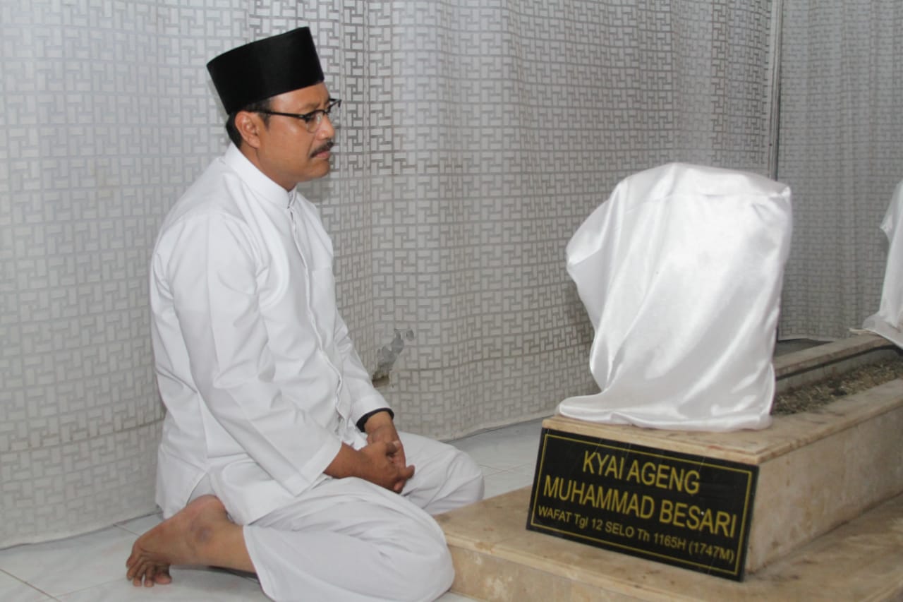 Gus Ipul dengan khusuk membacakan tahlil untuk almarhum Kiai Ageng Muhammad Besari di kompleks Masjid Tua Tegalsari, Jetis, Ponorogo. Sabtu, 21 April 2018. (Foto: Ist)