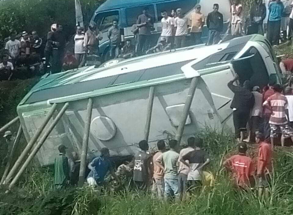 Warga berusaha mengevakuasi mini bus yang terjun ke Jurang, di jalur Sarangan, Magetan. (Foto: Istimewa)