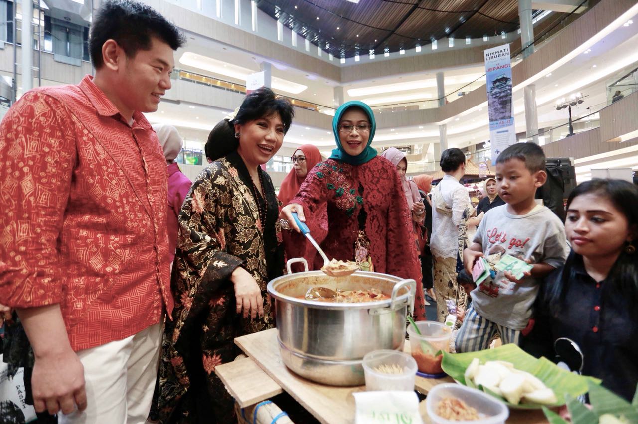 Fatma Saifullah ketika hadir di Pasar Tiban Anne Avantie Festival Budaya dan Kuliner di Pakuwon Mall, Surabaya.