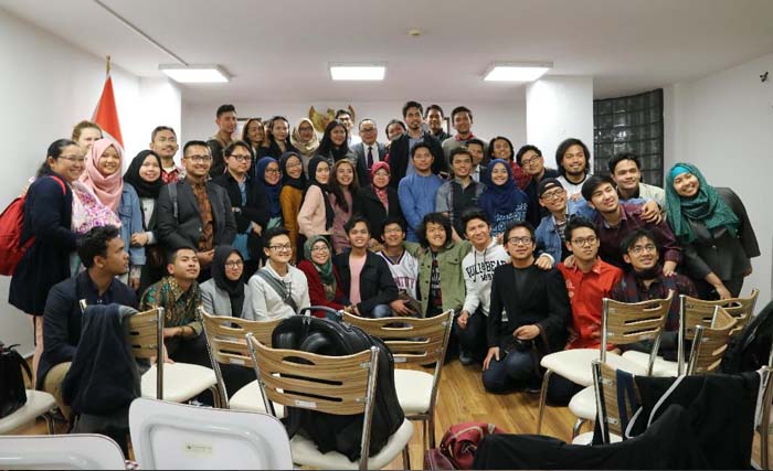 Walikota Surabaya Tri Rismaharini foto bersama mahasiswa dan masyarakat Indonesia di Istanbul, Turki. (foto: aulia)